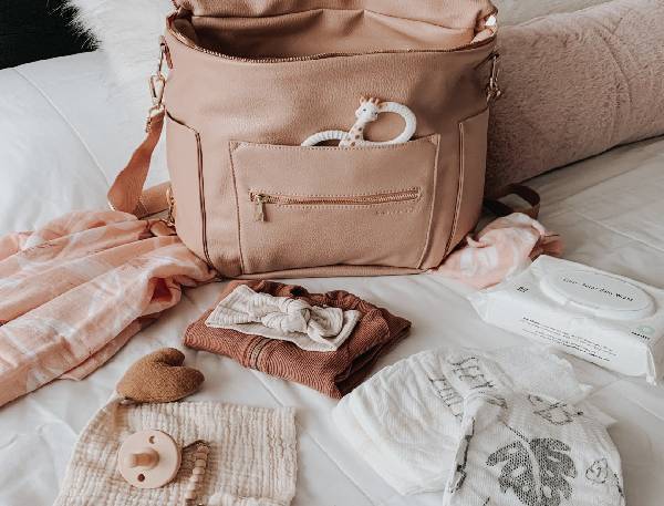 https://motherhoodcharm.com/2020/04/28/whats-in-my-diaper-bag-2/